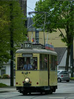 Zu den drei am 1. Mai 2023 im historischen Pendelverkehr eingesetzten Zweiachsern gehörte auch der Kriegsstraßenbahnwagen 14. Hier hält er in Fahrtrichtung Bilk an der Haltestelle Volmerswerther Straße.