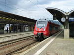 Aufgrund der Vollsperrung der Frankenwaldbahn im Sommer '16 verkehrt die hier am 19.5. in Saalfeld wartende RB nur bis Lichtenfels statt wie sonst nach Bamberg. Im Hintergrund ABRM 442 311.