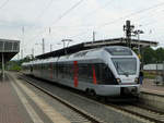 Abellio/691312/et-232102-vorne-und-222103-hinten ET 232102 vorne und 222103 hinten bilden am 12.7.19 den RE16, der hier auf dem Weg nach Essen am Wittener Hauptbahnhof hält.