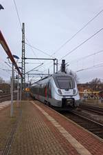 Als Regionalbahn aus Halle ist 9442 315 von Abellio Mitteldeutschland in Eisenach angekommen und rollt zum Umsetzen in das westliche Gleisvorfeld.