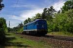 Nach ihrer Abstellung bei der DB wurde die 233 450 nach Bulgarien verkauft, kehrte allerdings recht schnell wieder nach Deutschland zurck. Der jetzige Besitzer, die Firma Bahnbetrieb Gera hat die bulgarische Nummer und den blauen Lack des bulgarischen Betreiber Evroinjenering beibehalten, sodass die Lok mit der ungewohnten Nummer 07-450 unterwegs ist, hier mit zahlreichen leeren Containerwagen bei Ludwigsfelde-Struveshof.