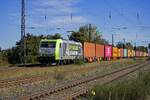br-1850-privatbahn/898163/die-185-548-von-captrain-durchfaehrt Die 185 548 von Captrain durchfährt mit einem sehr gut ausgelasteten Containerzug den Bahnhof von Saarmund in Richtung Westen. br-1850-privatbahn/898163/die-185-548-von-captrain-durchfaehrt Die 185 548 von Captrain durchfährt mit einem sehr gut ausgelasteten Containerzug den Bahnhof von Saarmund in Richtung Westen.