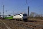 Flixtrain gehrt zu den Unternehmen, die neu gelieferte Loks recht lange im neutralen weien Lack einsetzen. Die im Sommer 2024 ausgelieferte 193 449 war am 10.03.25 noch in neutralen Farben unterwegs, mittlerweile ist die Lok mit grnen Folien optisch den Wagen angeglichen worden.
