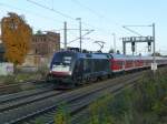 ES 64 U2-005 (MRCE) ist an die DB vermietet und f�hrt am 22.10.13 eine Regionalbahn.