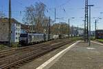 Mit einem Zug des Kombinierten Verkehrs rollt 189 286 von der Sdbrcke kommend in Richtung Norden.