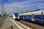 Begegnung von zwei Zügen der RB48 in Opladen: Während 9442 154 in Richtung Bonn einfährt, steht 9442 359 auf dem Nebengleis zur Weiterfahrt in Richtung Wuppertal bereit.