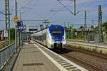 Ein Zug der Linie RE7 nach Krefeld mit 9442 363 an der Spitze erreicht am 30.07.2022 Opladen.