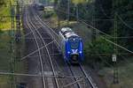 niederbarnimer-eisenbahn-neb/924152/563-044-ist-auf-dem-gegengleis 563 044 ist auf dem Gegengleis unterwegs in Richtung Joachimsthal. Die Strecke forthin wird nach dem n�chsten Zwischenhalt in Britz nach (in Fahrtrichtung) links abzweigen. Obwohl der Zug bis Britz noch unter Fahrleitung unterwegs ist, hat der Tf den Stromabnehmer schon gesenkt und f�hrt im Akkubetrieb. Zu Beginn des Betriebs der BEMUs wurde das Absenken gelegentlich vergessen, was dann zum Abrei�en des Stromabnehmers am Ende der Oberleitung f�hrte.
