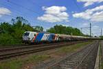 Die Vectron Dual Mode-Lokomotiven von Siemens haben in den letzten Monaten bei zahlreichen EVU neue Einsatzgebiete gefunden. 2248 014, die northrail gehrt, fhrt hier am 17.05.23 in Niederndodeleben in Richtung Westen.
