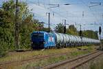Der von der Firma Hamburger Rail Service eingesetzte Smartron 192 080 rollte am 24.09.25 mit einer langen Schlange Kesselwagen durch Saarmund in Richtung Westen.