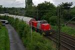 Selbstentladewagen, die mit einer dicken Schicht weiem Staub bedeckt sind, kommen im westlichen Ruhrgebiet hchstwahrscheinlich vom Kalkwerk in Wlfrath. Lok 3 von Railflex (92 80 1275 814) hat am 28.07.23 einen beladenen Kalkzug bis Oberhausen-Osterfeld zu befrdern, wo die Wagen fr den Weitertransport vorbereitet werden.