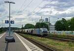 Der Vectron 193 998 von Railpool durchfährt am 08.07.2021 mit einem Güterzug den Bahnhof Köln-West.