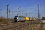 193 130 gehrt zu einer groen Serie Vectron-Lokomotiven fr Railpool, die seit 2022 ausgeliefert werden. Im Einsatz fr TX Logistic ist die Lok hier mit einem Trailerzug in Saarmund unterwegs.