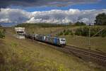 Railpool/924138/mit-einem-kesselwagenzug-am-haken-erscheinen Mit einem Kesselwagenzug am Haken erscheinen die 187 307 und 187 313 von Railpool am 29.09.2025 aus dem Tunnel unter dem Oder-Havel-Kanal bei Eberswalde.
