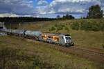 HGK/924149/ein-weiterer-kesselwagenzug-die-sind-auf Ein weiterer Kesselwagenzug (die sind auf dieser Strecke tats�chlich omnipr�sent) mit der Rhein-Cargo-Lok 187 074 als Zuglok ist hier am 29.09.25 am Oder-Havel-Kanal bei Eberswalde zu sehen.