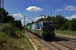 F�r RTB Cargo ist die 193 739 unterwegs, die hier am 19.07.25 mit einem Containerzug durch Potsdam-Pirschheide f�hrt.
