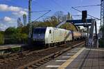 185 537, die hier mit einem Kesselwagenganzzug durch den Bahnhof von Erkner fhrt, trgt Werbung fr TXLogistik, den langjhrigen Eigentmer der Lok, obwohl sie schon vor mehr als einem Jahr verkauft