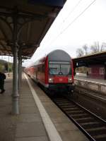 Eine Doppelstockgarnitur erreicht am 11.04.2012 den Bahnhof Berlin-Wannsee, wo an diesem Tag baustellenbedingt die Linien RE1 und RE7 endeten.