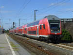 Der RE1 mit insgesamt sechs Doppelstockwagen auf dem Weg nach Aachen. Am 4.9.19 scheibt 146 260 den Zug quer durch NRW.