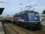 110 469 der TRI-Rail ist die Lok der Ersatz-Regionalbahn, die am 5.8.19 in Oberbarmen auf die Abfahrt Richtung Köln wartet.