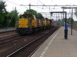 6423  Chris  und zwei weitere Loks der Baureihe 64 schleppen einen Kohlezug durch den Bahnhof Dordrecht.