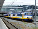 Eine Doppeltraktion Sprinter fährt unter der Bahnhofshalle von Utrecht auf Gleis 15 ein, 27.4.19.