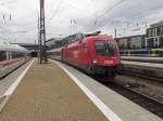 1016 021 verlässt mit einem EuroCity nach Klagenfurt mit Wagengruppe nach Zagreb den Münchner Hauptbahnhof.