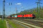 Im Gterverkehr kommen Lokomotiven der BB regelmig bis ins Ruhrgebiet. 1016 034 und 1116 131 waren am 05.04.23 mit zahlreichen Container- und Trailer-Wagen in Gremberg auf dem Weg in Richtung Sden.