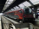 Ein Railjet nach Wien wartet am Bahnsteig in Zürich HB am 14.6.19 auf weitere Reisende.