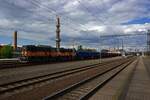 Ein Kohlezug der PKP Cargo International, m�glicherweise in Richtung Ostrava-Kunčice durchf�hrt am 25.04.24 Ostrava-Svinov. Die beiden Zuglokomotiven 740 887 und 740 772 rollen hier noch im Leerlauf, bevor sie ihre Fracht kurz darauf �ber das �berwerfungsbauwerk der abzweigenden Strecke schleppen m�ssen.