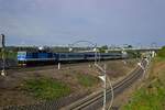 Der R 613 aus Richtung st, der hier von 371 004 in Richtung Praha hl.n. befrdert wird, ist aus modernen InterJet-Wagen gebildet, einer aus den RailJet-Wagen abgeleiteten Bauart moderner Wagenzge, deren Weiterentwicklung mit dem Namen ComfortJet i ...