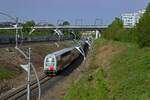 Auf der Linie S22 in Richtung Milovice sind am 23.04.2024 471 009 und ein weiterer 471-Triebwagen unterwegs.