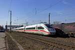 Whrend auf dem Hauptgleis in Richtung Westen ein Gterzug einen lngeren Zwischenstopp einlegte, durchfhrt 412 050 'Metropole Ruhr' den Bahnhof von Saarmund in Richtung Berlin.