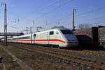 Ein ICE 1 in Form von 401 005 durchfhrt am 10.03.25 Saarmund in Richtung Berlin. In dieser Richtung waren einige umgeleitete Fernzge unterwegs, allerdings keiner in Richtung Sden.