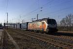 Die Lokomotiven der slowakischen Firma Budamar sind mittlerweile hufig in Deutschland zu sehen, vor allem mit KLV-Zgen. Am 10.03.25 war es ein Trailerzug der Spedition Walter, den 383 218 in Saarmund gen Osten befrderte.