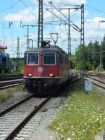 re-4-4ii-re420-421/284555/re44-11302-faehrt-am-31713-mit Re4/4' 11302 fhrt am 31.7.13 mit einem Intercity nach Stuttgart in den Bahnhof Singen (Hohentwiel) ein.