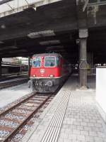 Re 4/4II 11194 verlässt am 04.08.14 den teils überbauten und im hinteren Bereich mit einer großzügigen Bahnhofshalle ausgestatteten Bahnhof Basel SBB und macht sich mit einem IC