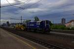 Das Bauunternehmen Skanska besitzt einige Diesellokomotiven, die im Bauzugdienst eingesetzt werden. Mit einer Schienenstopfmaschine im Schlepptau durchfhrt 740 557 am 23.04.24 Praha-Libeň.