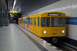 Der Doppelwagen 2668/2669 der Baureih F79.1 pendelte am 11.03.2016 auf der Kurz-U-Bahn U55 zwischen dem Berliner Hauptbahnhof und dem Brandenburger Tor, hier am Hauptbahnhof unmittelbar vor der