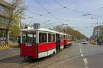 Schon vor dem zweiten Weltkrieg fuhren in Prag Beiwagen mit abgesenktem Fuboden, die ber nur eine Stufe, anstatt zwei bis drei Stufen bei den Triebwagen, betreten werden konnten.