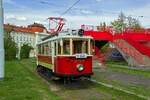 Beim Warten auf einen Bus nahe der Wendeschleife Dlabačov stand zufllig der historische Wagen 349 in der Schleife und wartete auf die nchste Fahrt als Linie 42.