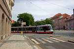 Die ersten Prager Niederflurstraenbahnen der koda-Baureihe 14T sind durch das von Porsche gestaltete Auendesign ein Hingucker auf den Straen der tschechischen Hauptstadt.