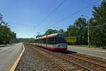 Als Zug der Linie 10 hat Wagen 9162 die Haltestelle Hotel Golf verlassen und wird in Krze auf dem Gelnde des Betriebshof Motol wenden.