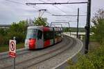 Der Straenbahntriebwagen 9121 ist bereits in der neuen Lackierung des Prager Verkehrsverbunds unterwegs.