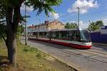 koda-Tram 9382 auf dem Weg als Linie 12 nach Holeovice.