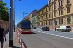 Auf dem Weg in Richtung Olansk hřbitovy rollt Wagen 9378 am 24.06.2019 bergab der Moldau entgegen.