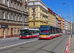 Als Dienstfahrt (Manipulačn jzda) zum Betriebshof berholt Wagen 9361 den SOR-Bus 3622 der zum OC estka unterwegs ist.