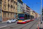 Wagen 9348 fhrt als Linie 9 in Richtung Vozovna Motol