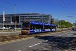 Triebwagen 9239 trgt eine Vollwerbung fr eine Privatuniversitt und ist hier auf der Linie 26 unterwegs in Richtung Dědina.