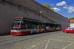 koda-t15/853663/wagen-9304-aus-der-ersten-serie Wagen 9304 aus der ersten Serie 15T-Wagen fhrt am 27.04.24 an der Mauer des Valdštejnska-Gartens entlang.